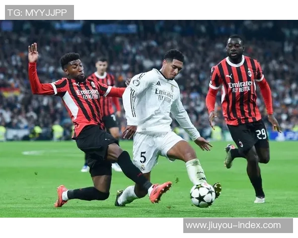 欧冠激战：AC米兰3-2逆转那不勒斯帽子戏法点燃全场激情